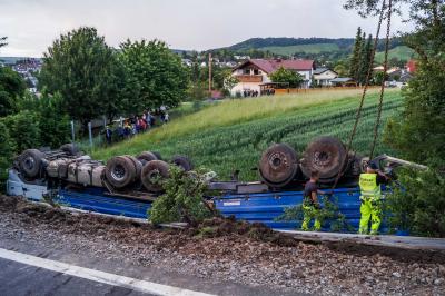 Oberstenfeld: Schwierige Bergung! LKW kommt von der Fahrbahn ab und landet auf dem Dach